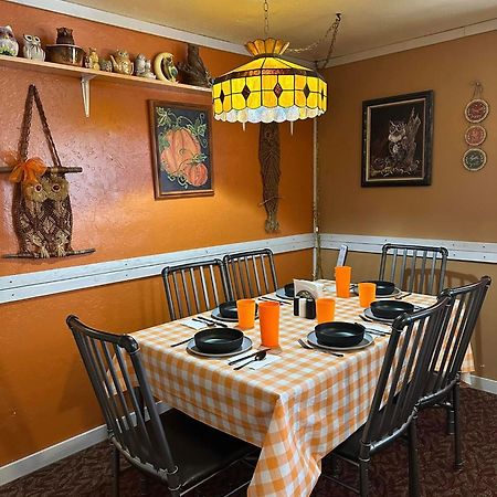 Ez 1 Mile To Fort Sill! Pumpkin Cottage Sleeps 9, Grills, Firepit, Laundry لوتون المظهر الخارجي الصورة